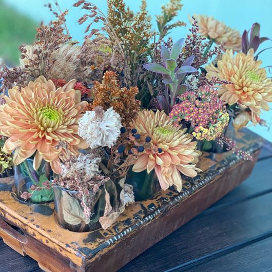 Cottagecore arrangement provides a vintage feel.