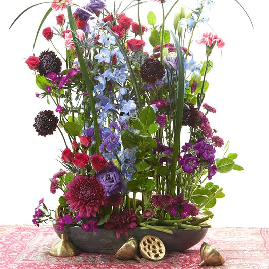 Arrangement with shades inspired by Viva Magenta.