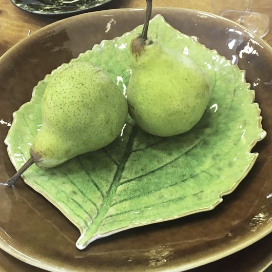 Earthy green and brown hues are the standout protagonists of this table setting.