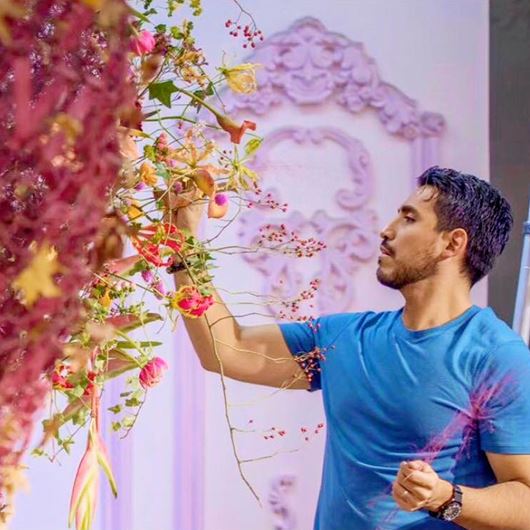 Leopoldo Gomez at a live floral demonstration.