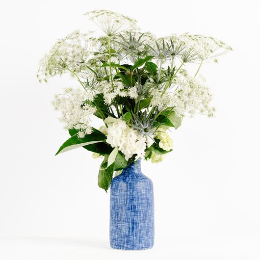 Centerpiece featuring Ammi majus as the star.